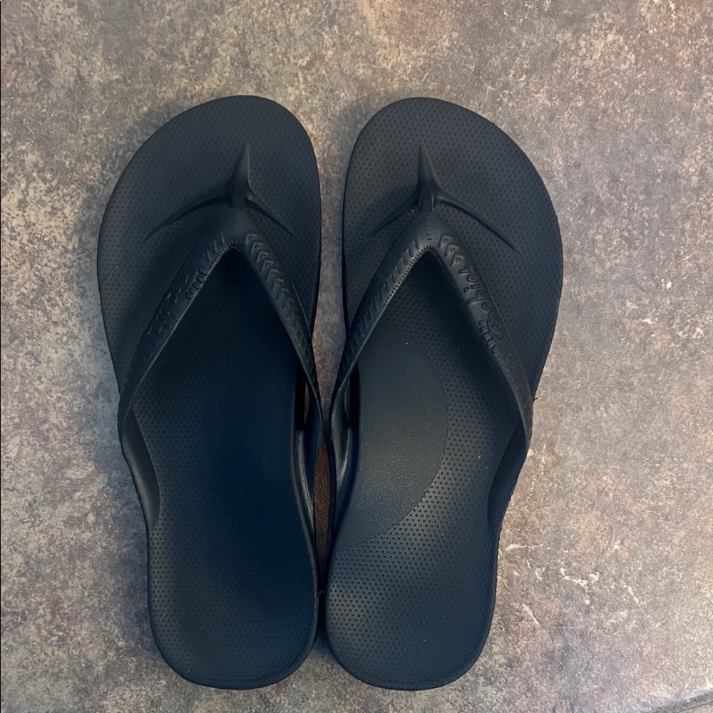Black Archies flip flops. NWOT Women’s 8, Men’s 7
